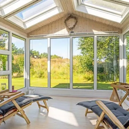 Hyggeligt Sommerhus I Naturskonne Omgivelser