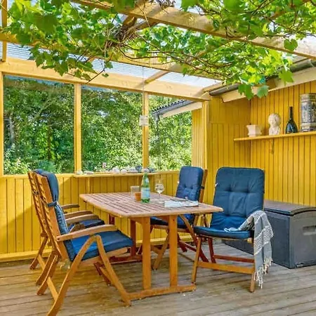 Hyggeligt Sommerhus I Naturskonne Omgivelser