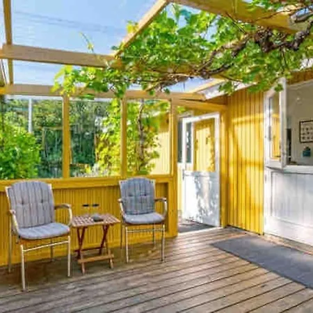 Hyggeligt Sommerhus I Naturskonne Omgivelser *