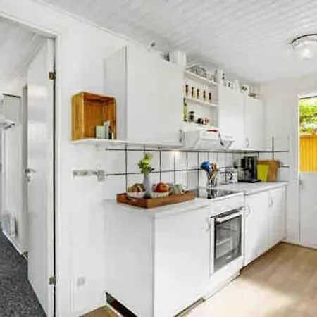 Feriehus Hyggeligt Sommerhus I Naturskonne Omgivelser